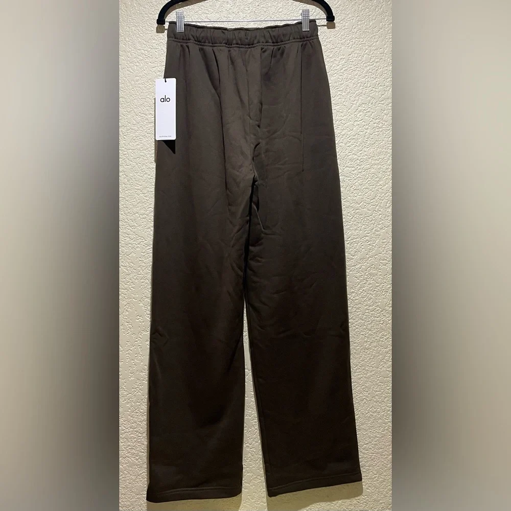 Alo Yoga NWT Accolade Straight Leg Sweatpants in Expresso Color Size M